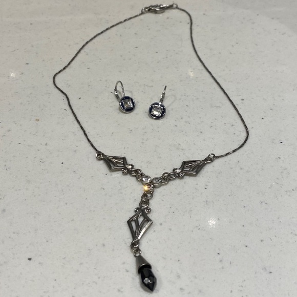 Jewelry - Elegant Silver and Black Crystal Pendant Necklace